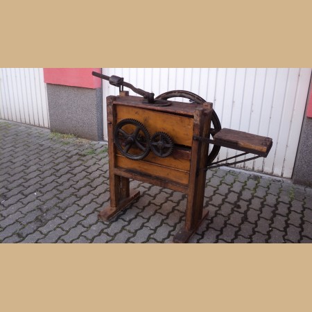 antica macchina per pulitura granoturco